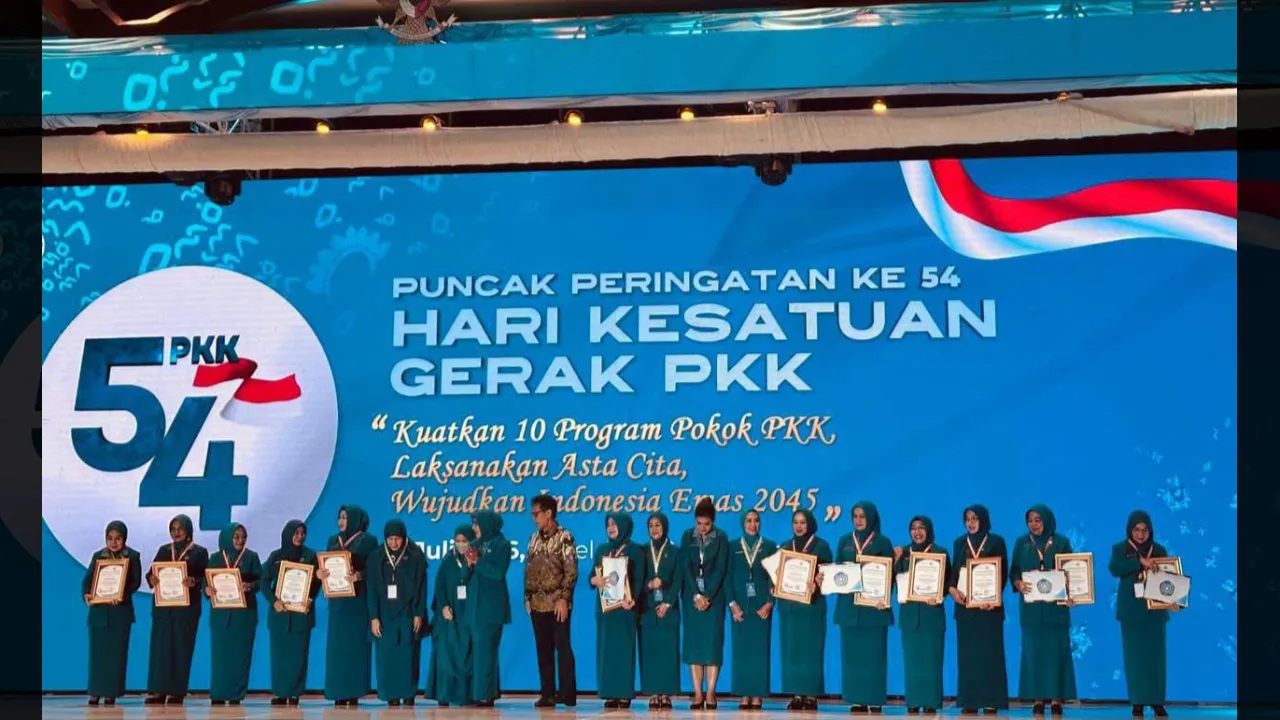 Suasana malam peringatan Hari Kesatuan Gerak (HKG) PKK ke-54 Tahun 2026 di Makassar, Sulawesi Selatan, Sabtu (11/7).